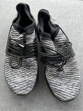 Woman’s Knit Athletic Sneakers in Black and Gray